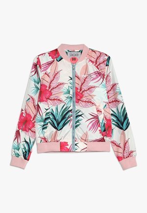 Veste bomber florale en tissu blanc brillant avec des motifs de feuilles tropicales roses et vertes, finitions à côtes rose pour les poignets, le col et la taille.