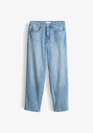 Jeans dritti azzurri con chiusura frontale con bottoni e zip, passanti per cintura e cinque tasche su sfondo bianco.