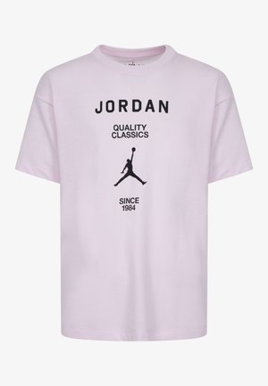 Lichtroze katoenen t-shirt met zwarte tekst "JORDAN QUALITY CLASSICS" en een logo afbeelding. Korte mouwen en een klassiek ronde hals ontwerp.