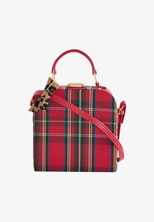 Kleine rechthoekige handtas met een rood geruit patroon, een handvat en schouderband van rood leer, en een strik van bruin panterprint stof bevestigd.