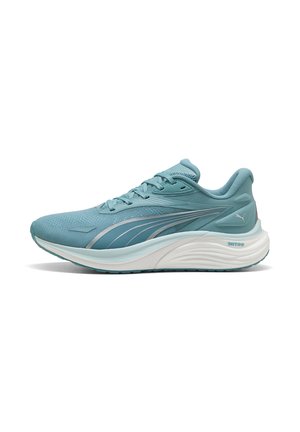 Hellblauer leichter Laufschuh mit Mesh-Obermaterial, gepolsterter weißer Sohle und Puma-Logo an Ferse und Seitenstreifen.