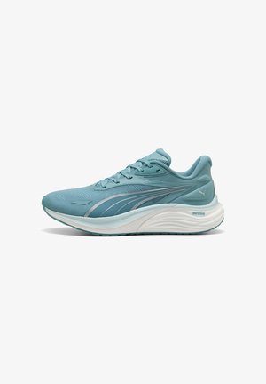 Hellblauer leichter Laufschuh mit Mesh-Obermaterial, gepolsterter weißer Sohle und Puma-Logo an Ferse und Seitenstreifen.