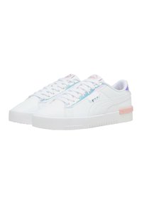 Weiße Sneakers mit einer glatten Synthetik-Oberfläche, regenbogenfarbenen Akzenten, flachen weißen Schnürsenkeln und einer pinken Fersenlasche. Niedrigschuh-Design mit strukturierten Sohlen.