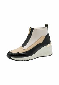 Tenisi negri și bej, cu glezna înaltă și toc wedge, având închidere cu fermoar, materiale din țesătură și suede, textură netedă și accente metalice.