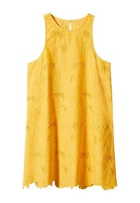 Żółta sukienka bez rękawów wykonana z teksturowanej tkaniny, zdobiona kwiatowym wzorem z wycięciami, z okrągłym dekoltem. Brzeg sukienki jest falowany.
