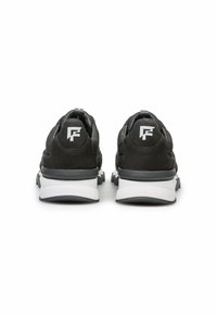 Sneaker nere in suede con accenti grigi, dotate di una suola bianca e di un logo sul tallone, superficie texture e supporto imbottito alla caviglia.