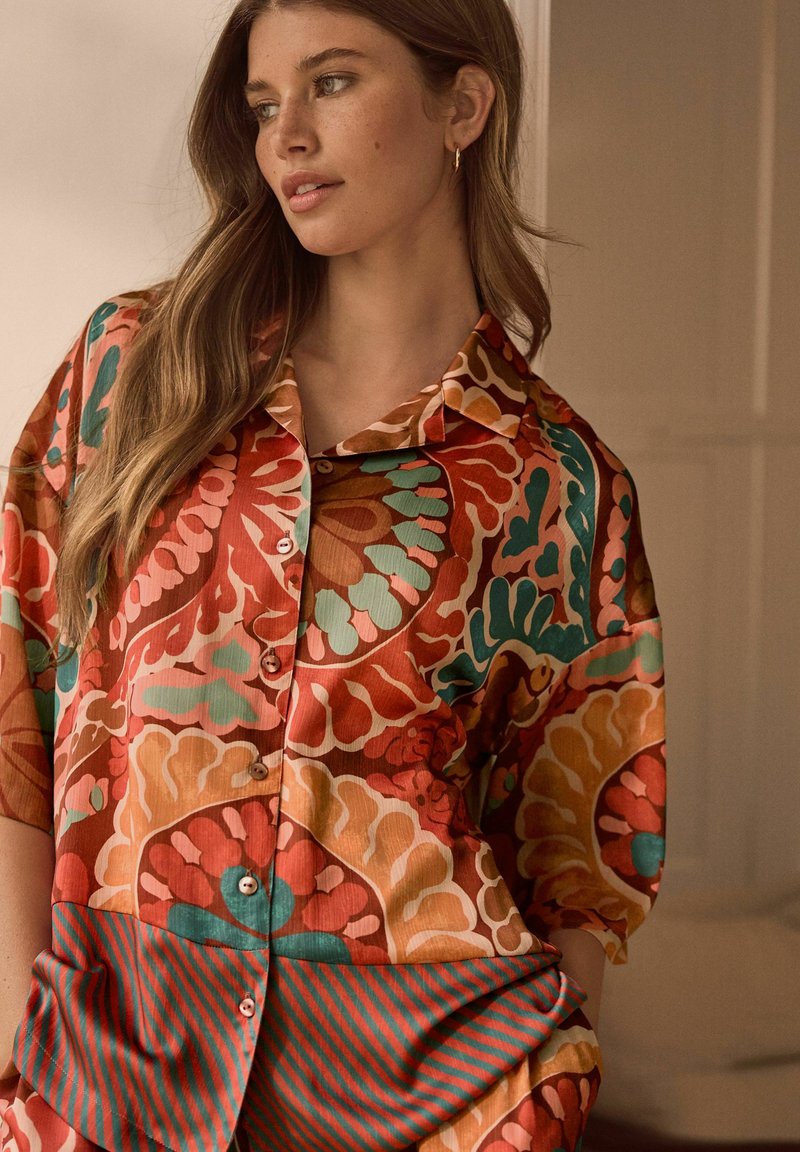 Next SHORT SLEEVE CRINKLE - REGULAR FIT - Užsagstoma palaidinė - brown multi paisley border print