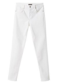 Jean en denim blanc avec une coupe slim, un design à cinq poches, des accessoires en argent et des coutures contrastées. Texture lisse et détails minimaux.