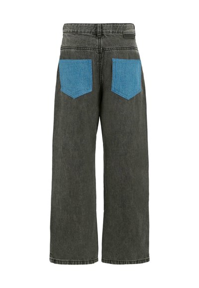 Jean noir large avec poches en denim bleu à l'arrière, présentant une taille haute et une coupe droite, fabriqué en tissu durable.