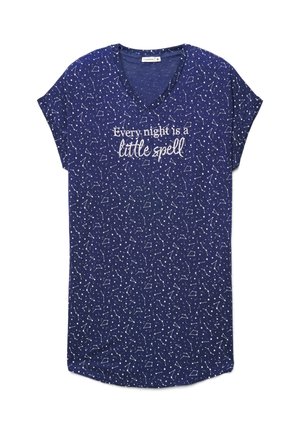 Camicia da notte blu navy con scollo a V, motivo costellazione di stelle bianche e testo "Every night is a little spell" stampato sul petto.