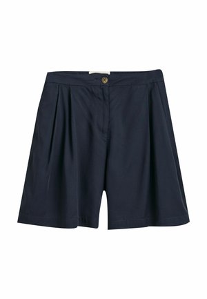 Shorts bleu marine avec un devant plissé, dotés d'une fermeture à bouton et d'un tissu lisse. Ils s'arrêtent au-dessus du genou avec une coupe ajustée.