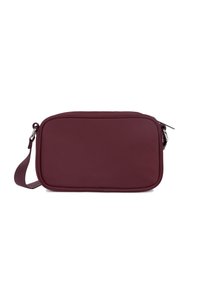 Borsa a tracolla compatta rettangolare color bordeaux con chiusura a zip e tracolla regolabile su sfondo bianco.