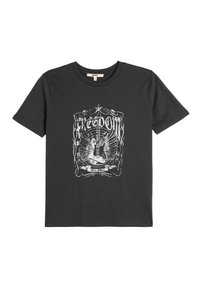 Camiseta de algodón negra con un estampado gráfico blanco de una guitarra con alas, enmarcada por diseños ornamentales y la palabra "LIBERTAD". Corte regular.