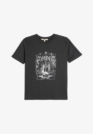 Zwart katoenen T-shirt met een witte grafische print van een gitaar met vleugels, omrand door sierlijke ontwerpen en het woord "VRIJHEID." Normale pasvorm.