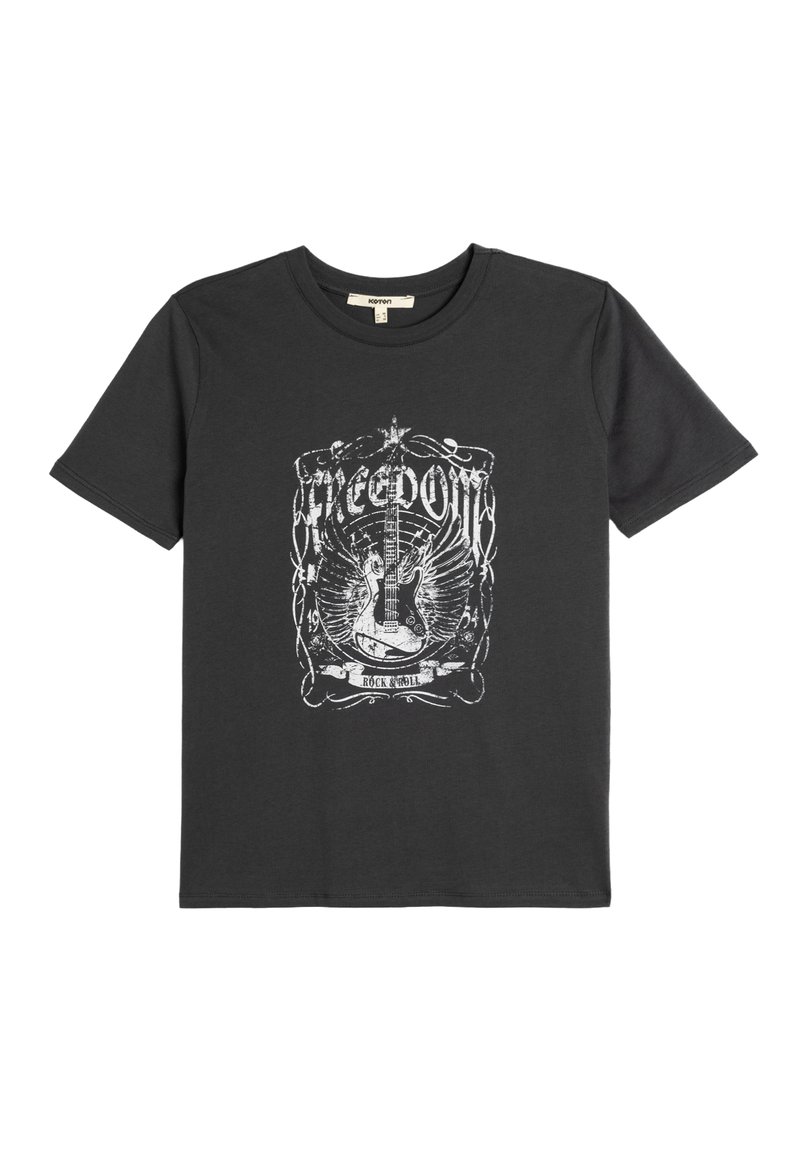 Camiseta de algodón negra con un estampado gráfico blanco de una guitarra con alas, enmarcada por diseños ornamentales y la palabra "LIBERTAD". Corte regular.
