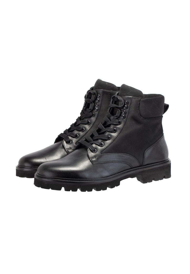 Schwarze Stiefeletten aus einer Kombination von glattem Leder und Mesh-Gewebe. Gummisohle mit Schnürsenkeln und Metallösen. Verstärkter Absatz.