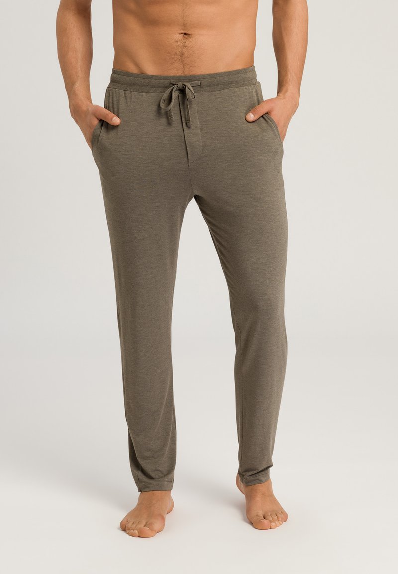 Olivgröna joggbyxor i mjukt, lätt material, med elastisk midja och dragsko, samt sidofickor.