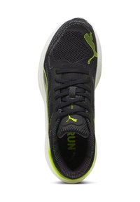 Černá sportovní bota s síťovaným svrškem, citronově zelenými akcenty, plochými tkaničkami a polstrovaným límcem. Obsahuje texturovanou podrážku a logo blízko tkaniček.