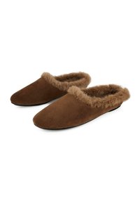 Braune Wildlederschuhe mit einem weichen Faux-Fur-Futter, offenes Design im Rückenbereich, runde Zehenform und flache Sohle. Akzente aus Fell im Knöchelbereich.