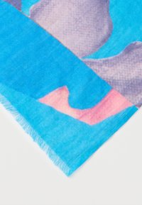 Ελαφρύ κασκόλ με κρόσσια σε ζωντανό τιρκουάζ χρώμα με αφηρημένα σχέδια σε ροζ και γκρι. Μαλακή υφή, ορθογώνιο σχήμα.