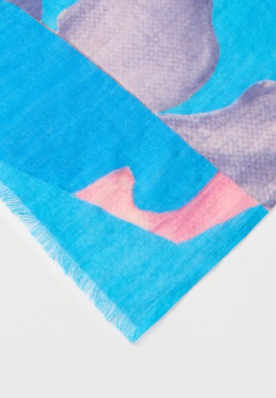 Ελαφρύ κασκόλ με κρόσσια σε ζωντανό τιρκουάζ χρώμα με αφηρημένα σχέδια σε ροζ και γκρι. Μαλακή υφή, ορθογώνιο σχήμα.