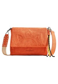 Borsa arancione realizzata in tessuto testurizzato con motivo geometrico in rilievo, dotata di una tracolla rimovibile decorata con hardware decorativo.