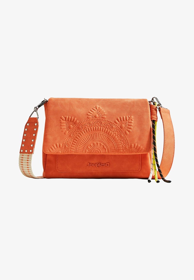 Borsa arancione realizzata in tessuto testurizzato con motivo geometrico in rilievo, dotata di una tracolla rimovibile decorata con hardware decorativo.