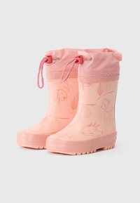 Bottes de pluie en caoutchouc rose avec une semelle texturée, présentant des motifs d'animaux et de feuilles imprimés, et un haut ajustable à revers avec cordons de serrage.
