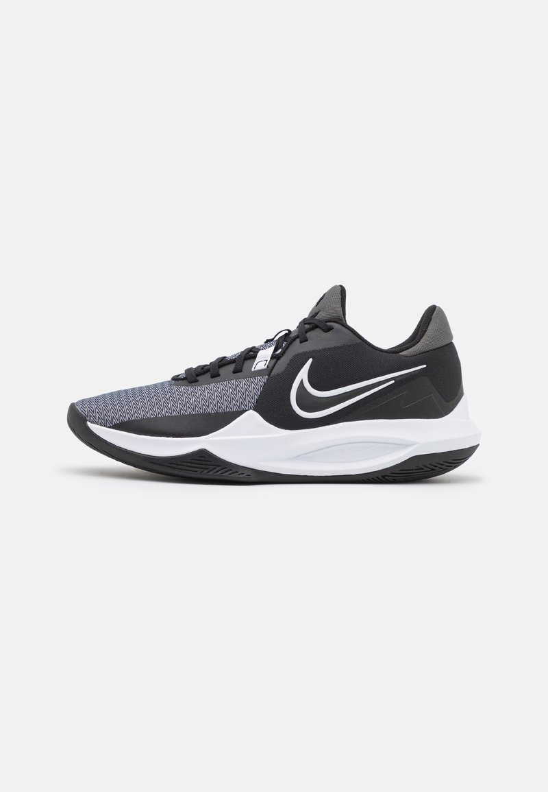 Chaussure de sport Nike noire et grise avec logo Swoosh blanc et semelle intermédiaire blanche amortissante présentée sur un fond clair uni.