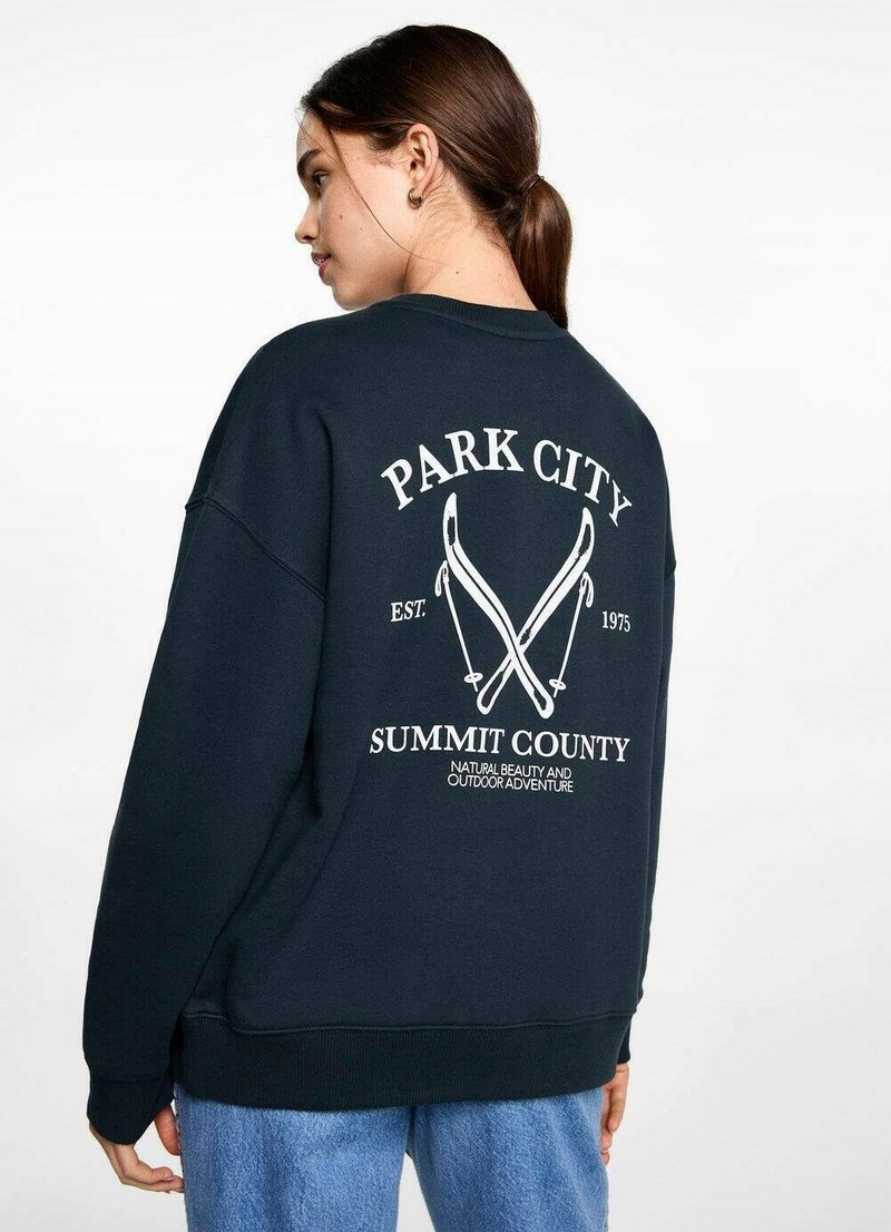 Mornarsko modra majica s kapuco z belim grafikonskim besedilom "PARK CITY" in prečkami smuči. Okrogla obroba, rebrasti manšeti in spodnji rob, sproščen kroj.