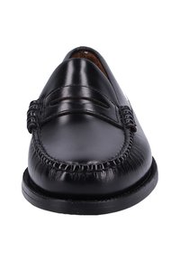 Mocassini in pelle nera con punta arrotondata, cuciture decorative e suola a profilo basso. Texture liscia con una leggera lucentezza.