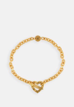 Bracciale in tono d'oro con design a catena collegata e chiusura a forma di cuore con incisione e un distintivo sistema di chiusura a perno.