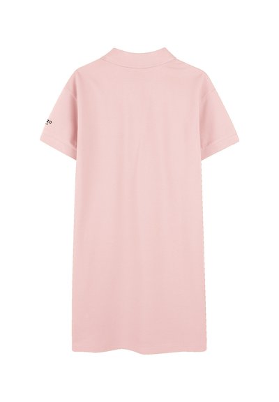 Polo shirt rose clair avec col et manches courtes. Présente une texture lisse et douce et un design simple, avec le logo de la marque sur une manche.