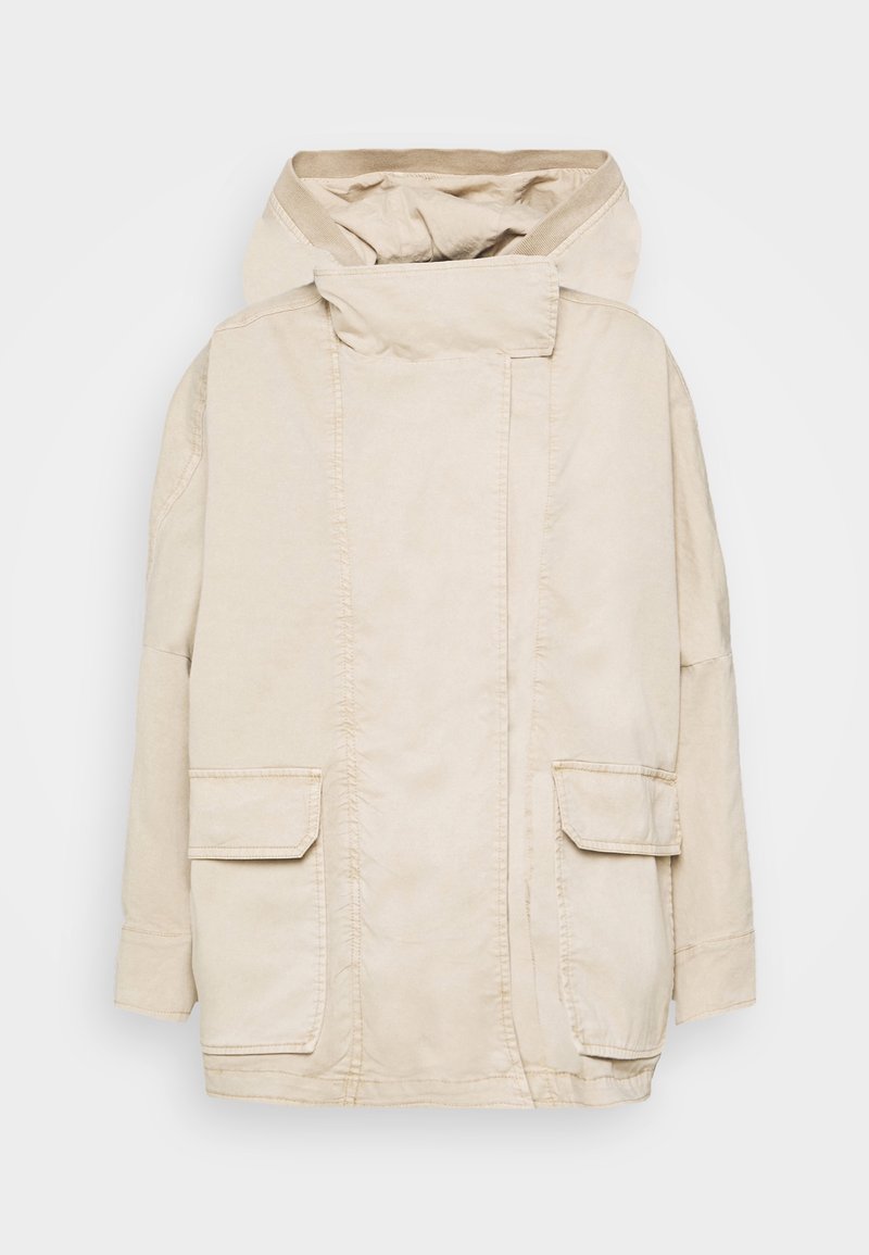 Veste beige légère avec un col montant, de grandes poches avant et une coupe décontractée. Elle présente des coutures visibles et une texture lisse.