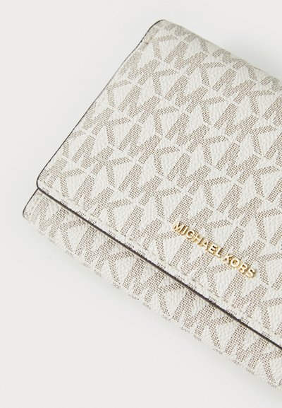 Portefeuille texturé blanc avec un motif géométrique et le logo doré "MICHAEL KORS". Il présente un design pliable avec des coutures foncées contrastantes.
