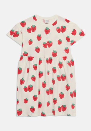 Κρεμ φόρεμα με κοντά μανίκια και μοτίβο κόκκινων φράουλων σε όλο το ύφασμα, με πράσινα φύλλα και χαμογελαστά πρόσωπα στα φρούτα.