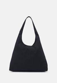 Borsa tote in tessuto nero con una tracolla larga e curva e un'apertura ampia. Texture liscia, design minimalista e nessun hardware visibile.