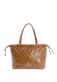 Bolso tote sintético marrón con un patrón de rombos acolchado, textura suave, asas dobles y cierre tipo cordón. Logo mostrado en la parte frontal.