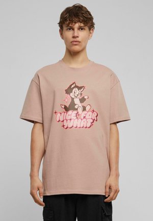 Kortærmet, oversized t-shirt i lyserød bomuld. Grafisk tryk af en tegneseriefigur med teksten "NICE FOR WHAT" i fed, legende skrifttype.