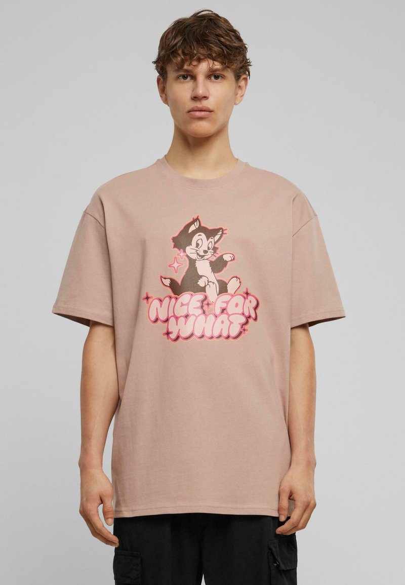 Kortærmet, oversized t-shirt i lyserød bomuld. Grafisk tryk af en tegneseriefigur med teksten "NICE FOR WHAT" i fed, legende skrifttype.