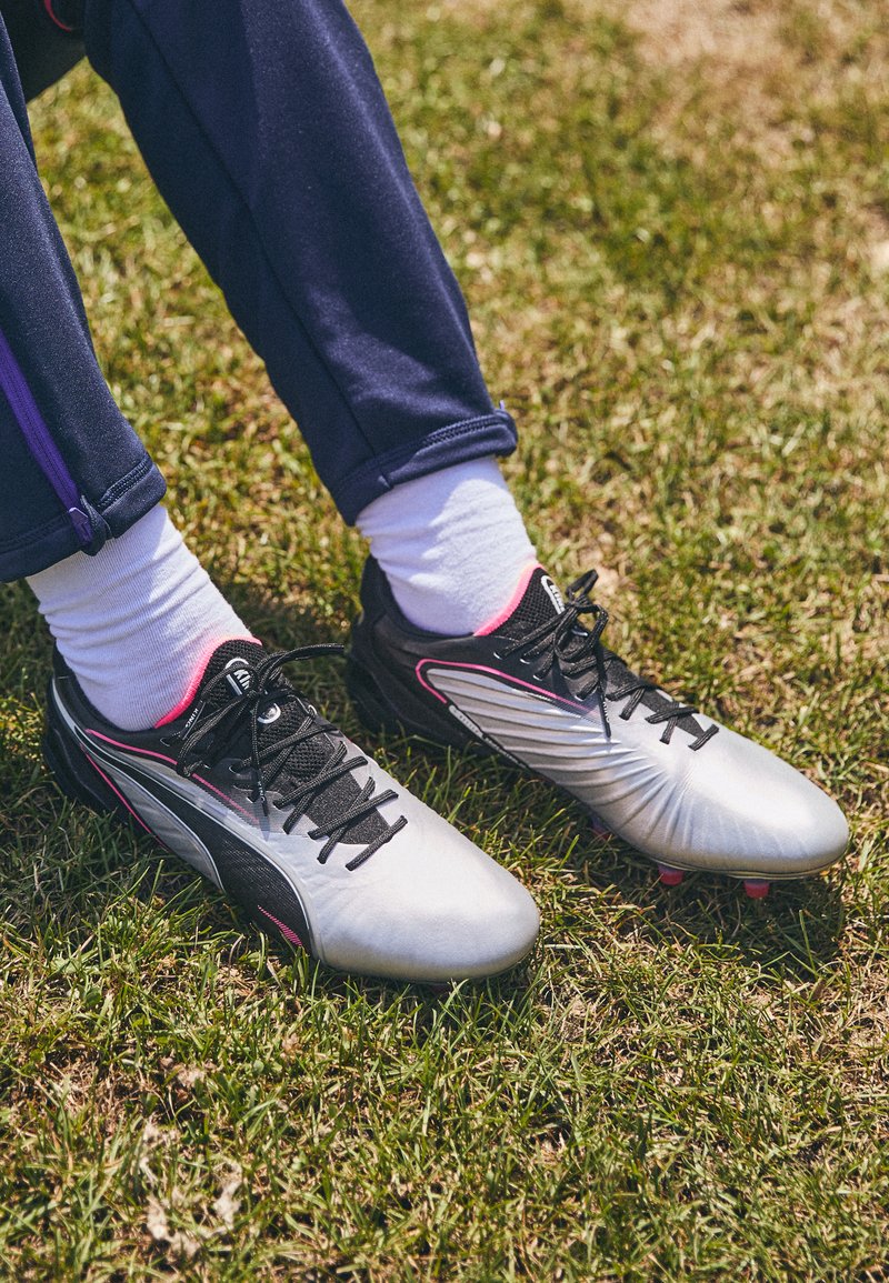 Puma Voetbalschoenen voor kunstgras zilverkleurig