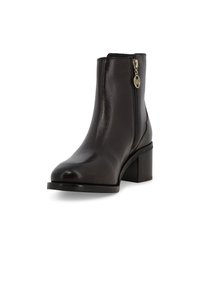 Stivaletto alla caviglia in pelle nera con punta tonda, cerniera laterale e tacco largo. Presenta una texture liscia e dettagli in metallo dorato.