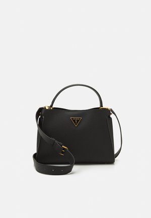 Sac à main en cuir noir texturé avec poignée supérieure, bandoulière réglable et logo Guess doré au centre avant.