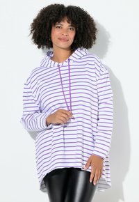 Sudadera con capucha a rayas en blanco con líneas moradas, que incluye capucha, mangas largas y un dobladillo trasero más largo. Hecha de un tejido suave y ligero.