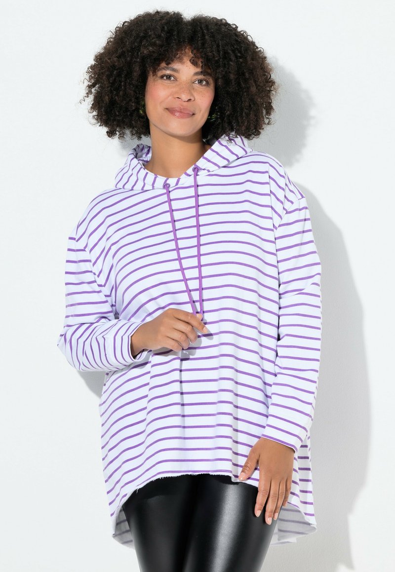 Sudadera con capucha a rayas en blanco con líneas moradas, que incluye capucha, mangas largas y un dobladillo trasero más largo. Hecha de un tejido suave y ligero.