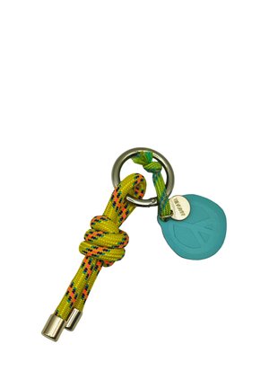 Porte-clés en métal tenant un cordon tressé multicolore jaune avec embouts métalliques et une étiquette en silicone bleue embossée d'un symbole de la paix.