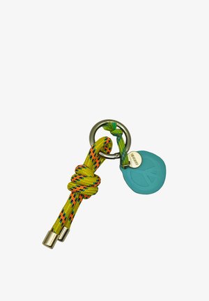 Porte-clés en métal tenant un cordon tressé multicolore jaune avec embouts métalliques et une étiquette en silicone bleue embossée d'un symbole de la paix.