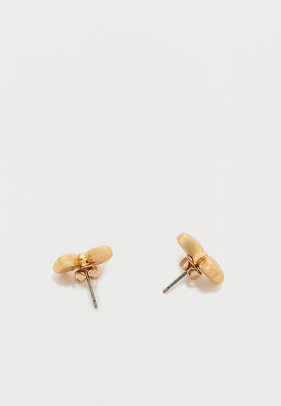 Μικρά σκουλαρίκια σε σχήμα πεταλούδας από χρυσό με ασημένιες μπίλιες και πίσω μέρος πεταλούδας σε λευκό φόντο.