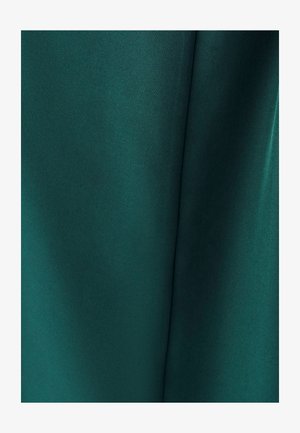 Tamna tirkizna tkanina s mekanim nabiranjem i glatkom teksturom, koja prikazuje suptilne varijacije u nijansama i refleksiji svjetlosti.