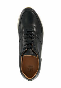 Baskets en cuir noir avec surface texturée, intérieur contrastant beige, bout rond et fermeture à lacets à six œillets ; logo embossé sur la languette.